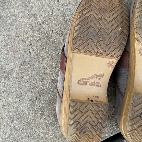 Dansko Pavan Taupe Milled Nubuck
Visit Women's Clogs size 39/ 8.5-9 - Picture 4 of 9